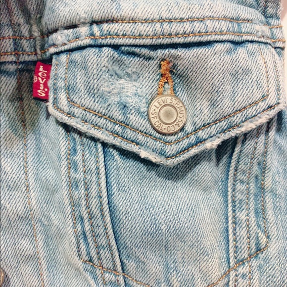 Levi’s sleeveless denim distressed jacket - Picture 3 of 6